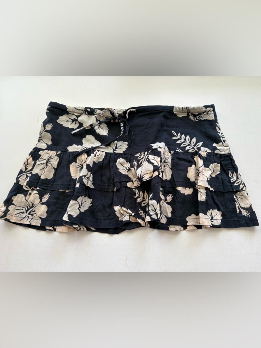 O’Neill women’s Tiered Black Floral Skirt with Cream Hibiscus Print, size XS
